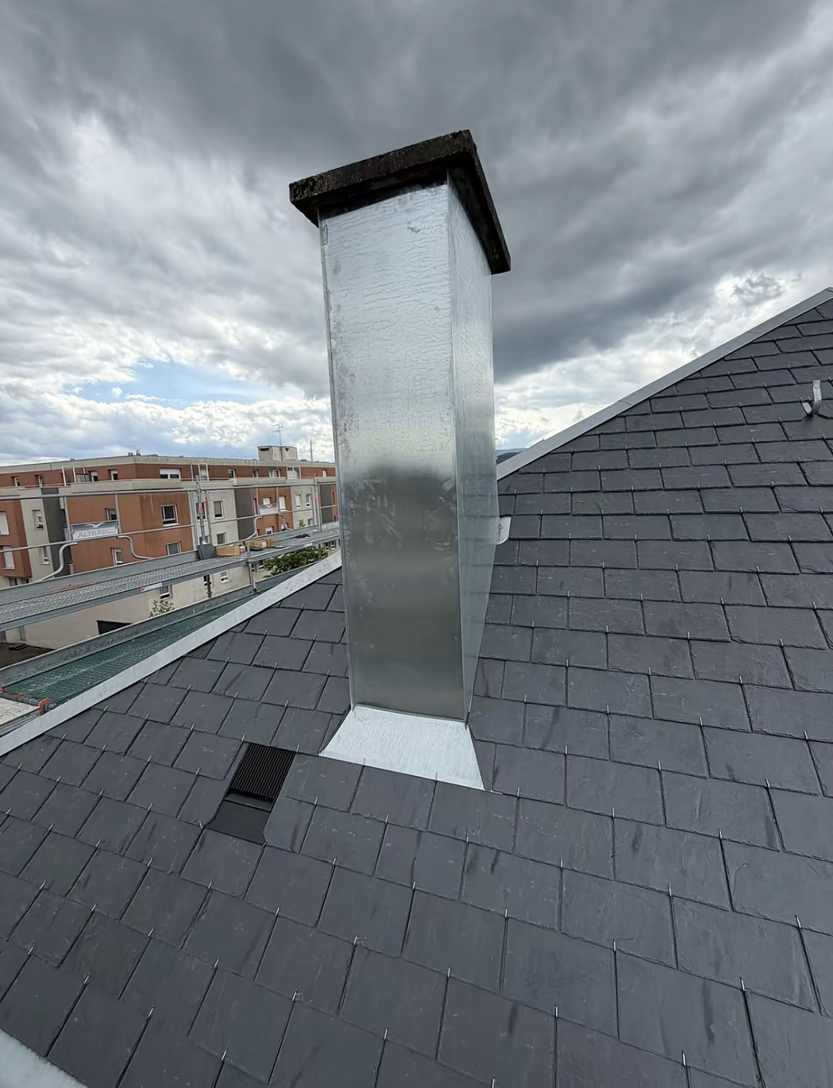 Habillage zinc d'une souche de cheminée sur toiture ardoise